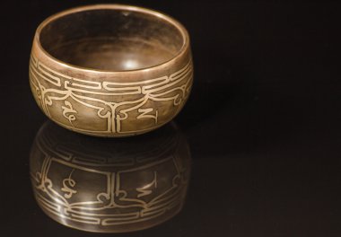 Yansıması ile Tibet kase