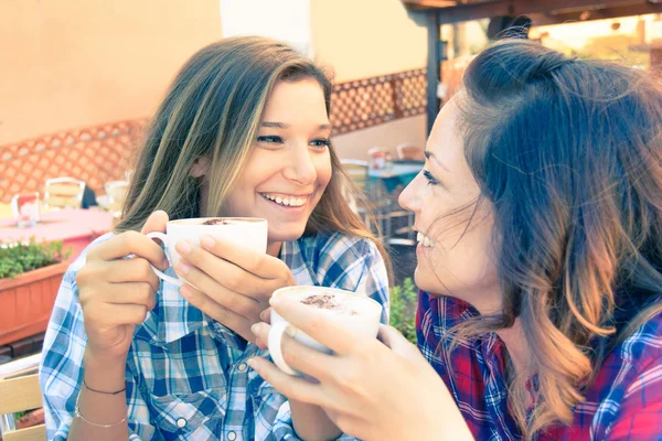 Beste vrienden jonge hipster plezier over gossip tijdens het ontbijt in de bar - Concept van dagelijkse momenten leven en nieuwe technologie tijdens een rem in het restaurant en Italiaanse cappuccino drinken — Stockfoto