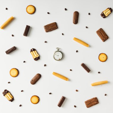 Vintage cep saati ile parlak tatlı snack kalıbı. 