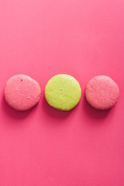 Pembe bir arka plan üzerinde renkli kurabiye kek