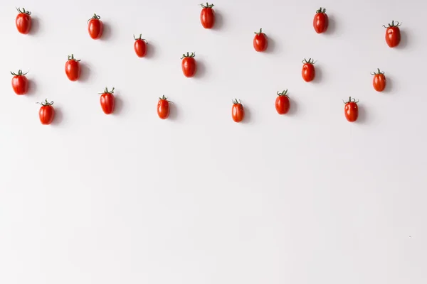 Patrón de tomates cereza sobre fondo blanco —  Fotos de Stock