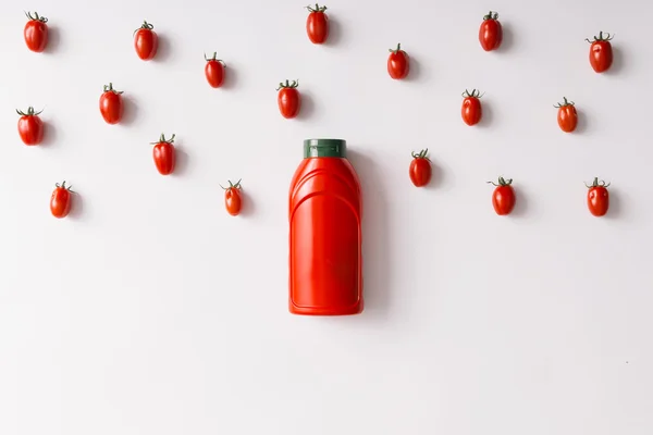 Botella de ketchup con patrón de tomates cherry —  Fotos de Stock