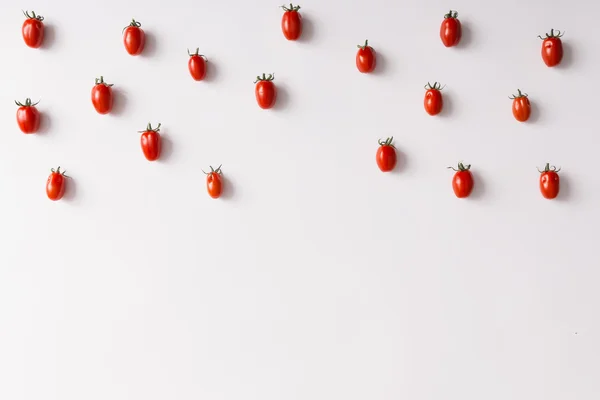Patrón de tomates cereza sobre fondo blanco — Foto de Stock