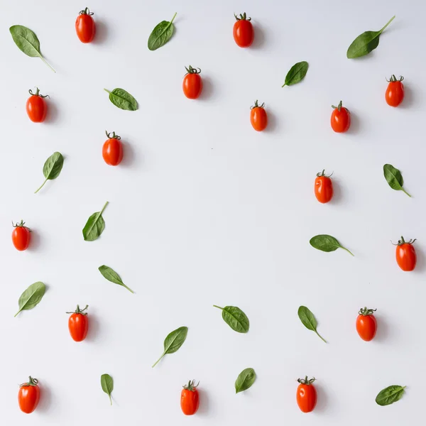 Padrão de tomates cereja e folhas de manjericão . — Fotografia de Stock