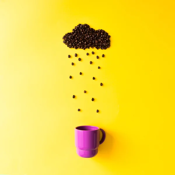 Kaffeebohnen in Form einer Regenwolke mit Tasse. — Stockfoto