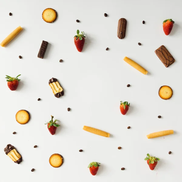 Kaffeebohnen, Erdbeeren und Kekse buntes Muster — Stockfoto
