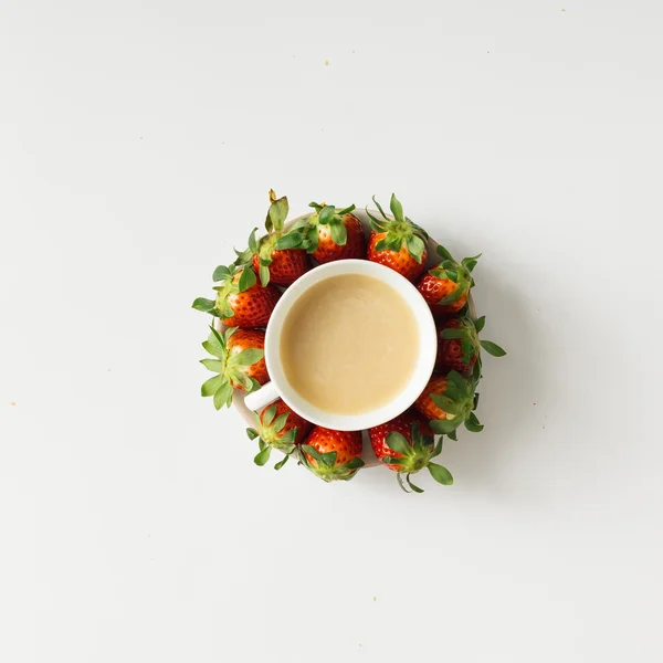 Café de la mañana brillante con fresas . —  Fotos de Stock