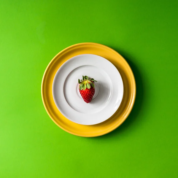 Installation fraise sur assiette . — Photo