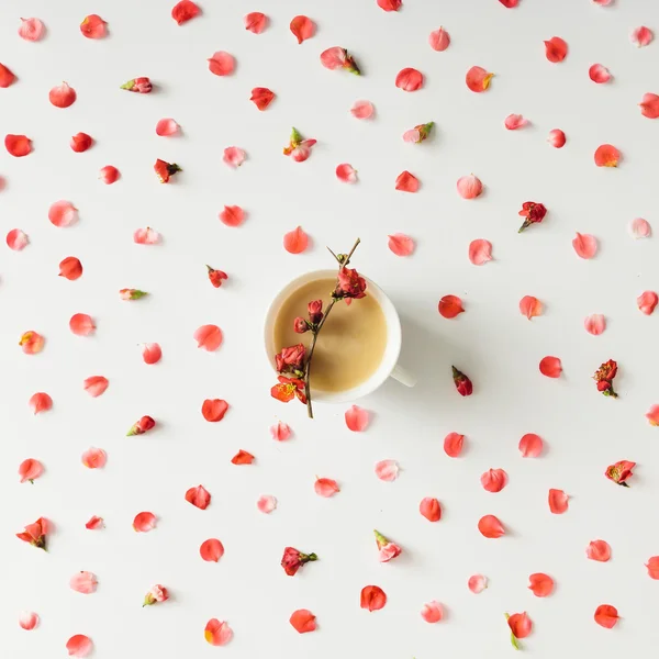 Färgglada ljusa blommönster med kaffekopp. — Stockfoto