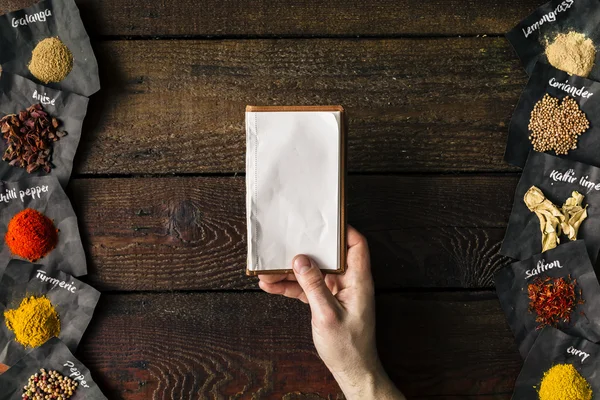 Chef sosteniendo un cuaderno vacío. Concepto de cocina. Puesta plana . — Foto de Stock