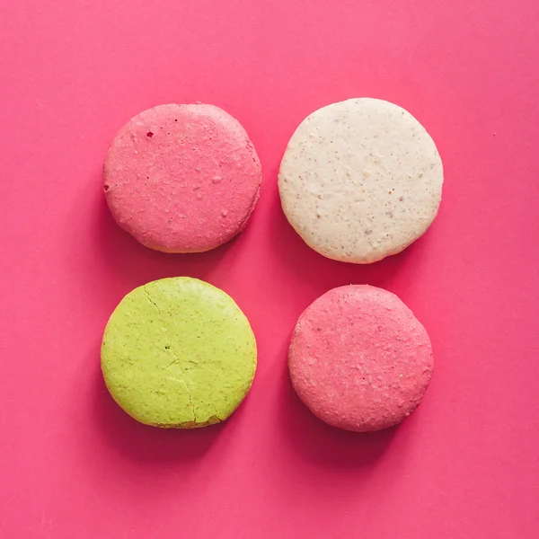 Colorful macaroons cakes on pink background — Stock Photo, Image