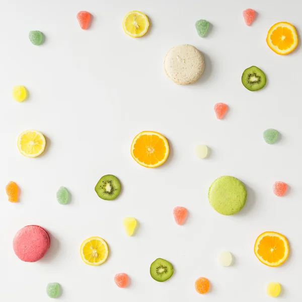 Padrão de fruta brilhante colorido com doces no fundo branco . — Fotografia de Stock