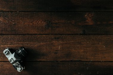 Eski ahşap masa üzerinde fotoğraf makinesinin Üstten Görünüm