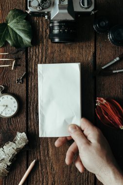 POV kağıt Not tutan erkek. Düz yatıyordu