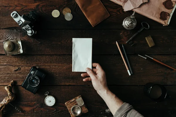 Erkek el kağıt Not tutarak