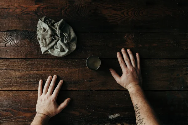 POV mãos masculinas na mesa de madeira — Fotografia de Stock