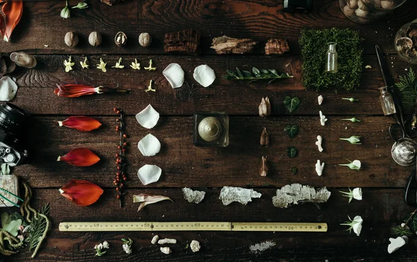 Naturalne składniki preparatu na stare drewniane biurko — Zdjęcie stockowe