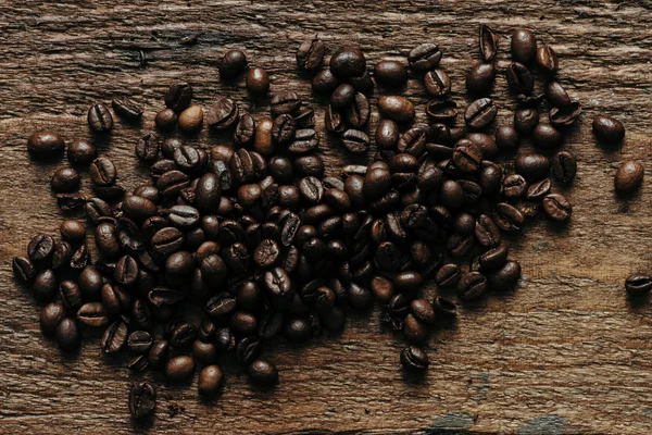 Koffiebonen op houten achtergrond. Plat leggen — Stockfoto