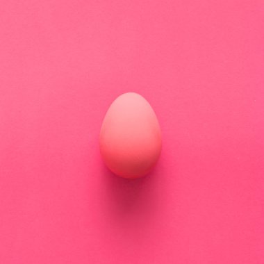 Pembe bir arka plan üzerinde pembe yumurta