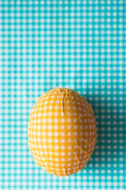 Paskalya yumurtası kağıt peçete ile dekore edilmiştir.