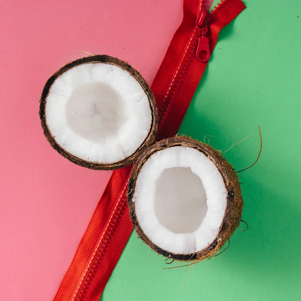 Kokosnoot op roze en groene achtergrond — Stockfoto