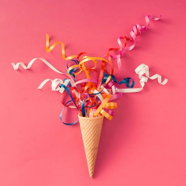 Cone de sorvete com streamers de festa — Fotografia de Stock