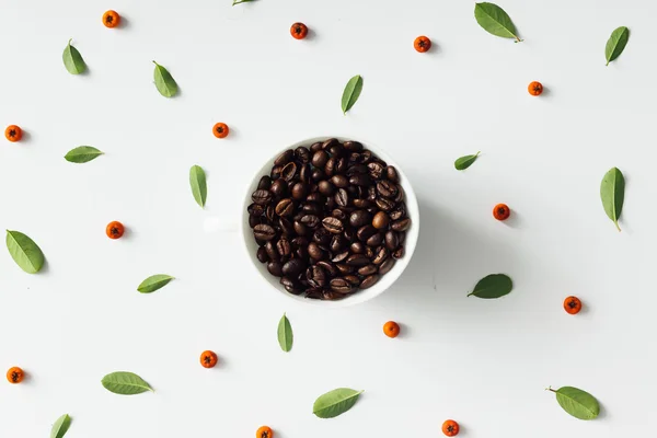 Taza de café llena de granos de café en patrón natural . — Foto de Stock