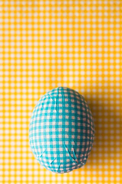 Velikonoční vajíčko s papírovým ubrouskem — Stock fotografie