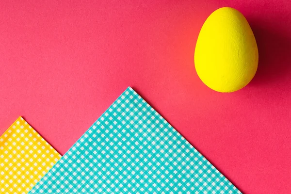 Easter egg and napkins on pink background — Stock Photo, Image