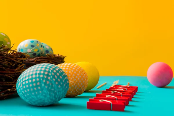 Huevos de Pascua sobre mesa azul — Foto de Stock