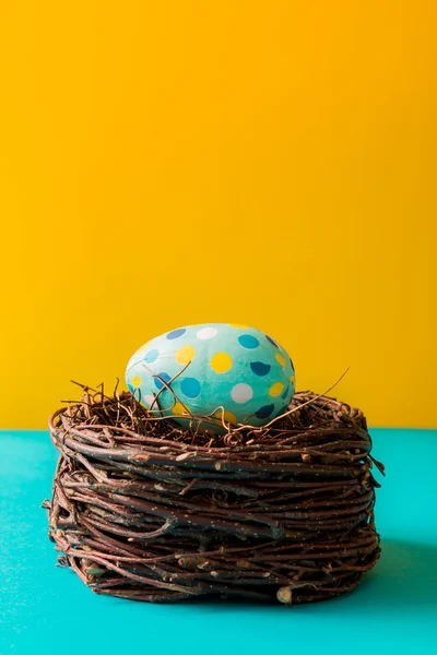 Uovo di Pasqua colorato in nido — Foto Stock