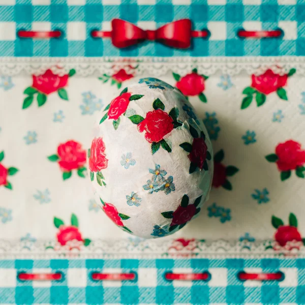 Easter egg decorated with paper napkins — Stock Photo, Image