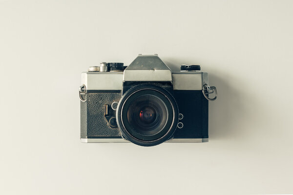 Винтажная камера на белом фоне