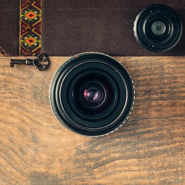 Retro kamera gjord av vintage kamera gear — Stockfoto