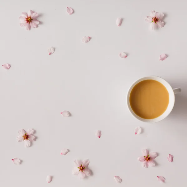 'S ochtends koffie met bloemen en blaadjes. Plat leggen. — Stockfoto