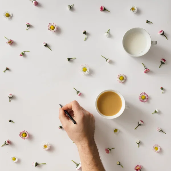 Padrão colorido criativo feito de flores com escrita à mão. PO — Fotografia de Stock