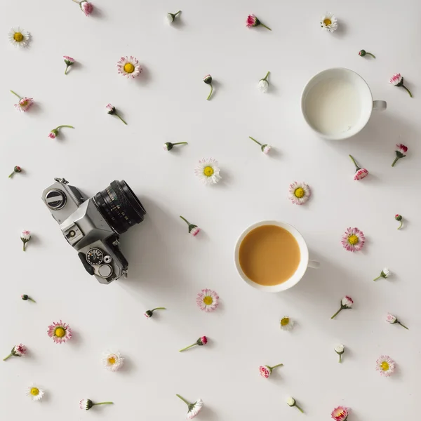 Creatieve kleurrijke patroon gemaakt van bloemen met oude camera. Flat — Stockfoto