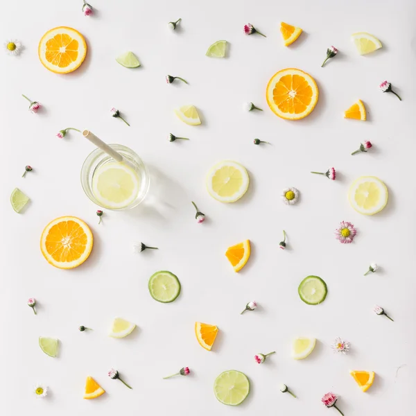 Padrão colorido feito de frutas cítricas e flores. Depósito plano — Fotografia de Stock