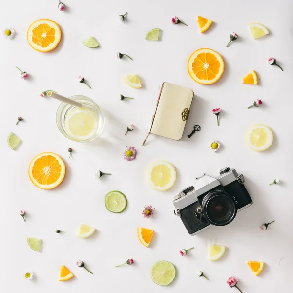 Färgglada mönster gjorda av citrus frukter och blommor. Lägenheten låg — Stockfoto