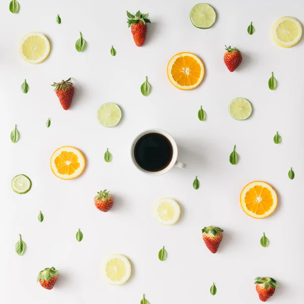 Patrón de café colorido hecho de cítricos y fresas . — Foto de Stock