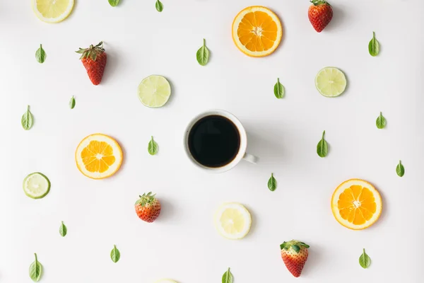 Padrão de café colorido feito de frutas cítricas e morangos . — Fotografia de Stock