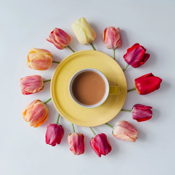Koffie met creatieve regeling van tulp bloemen. — Stockfoto
