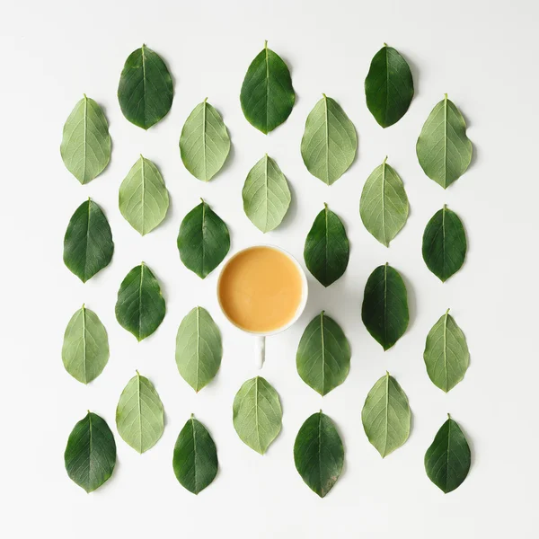 Koffie of thee op groene bladeren patroon — Stockfoto