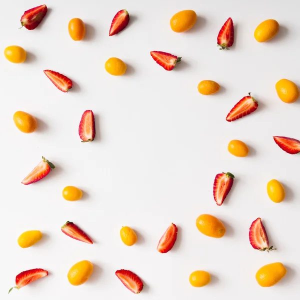 Kumquat frukt och jordgubbar. — Stockfoto