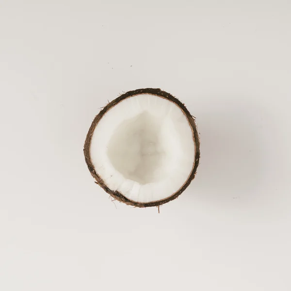 Kokosnuss zur Hälfte auf weißem Hintergrund. — Stockfoto