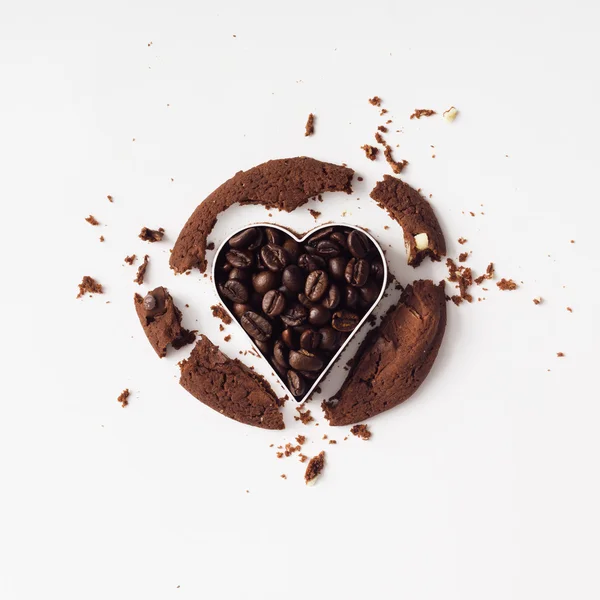 Galleta de café cortada con cortador de corazón — Foto de Stock