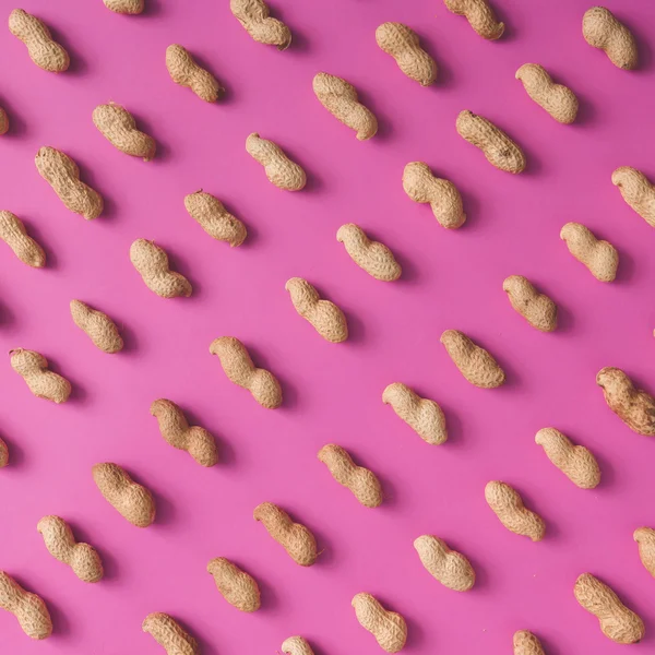 Візерунок з арахісом на рожевому фоні — стокове фото
