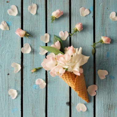 Beyaz çiçekler dondurma koni  