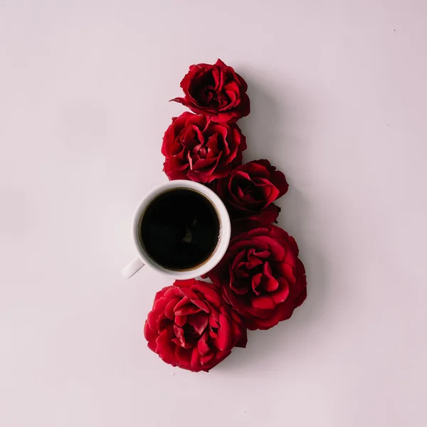 Coffee cup with red roses — Stock Photo, Image