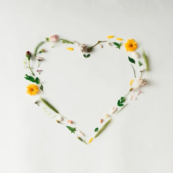 Símbolo de coração feito de flores — Fotografia de Stock